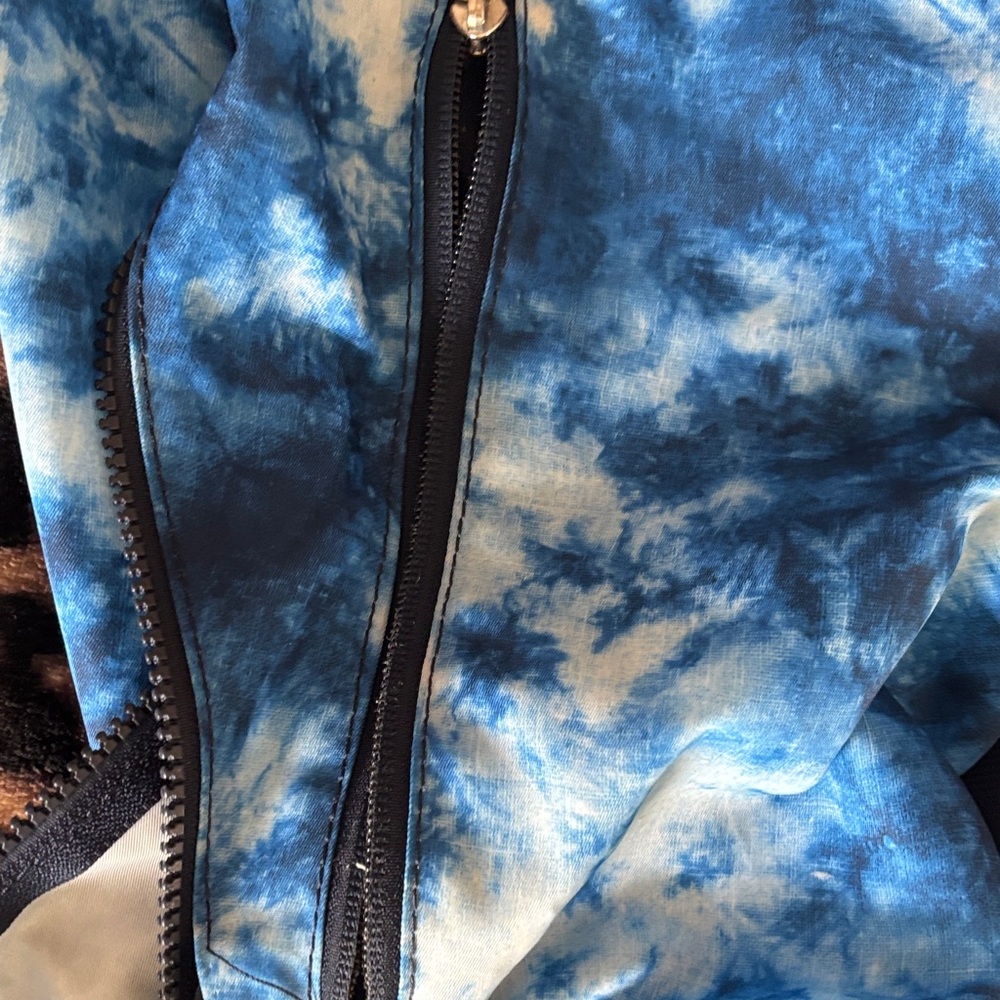 Lululemon Athletica Blue Tie-Dye yoga mat Sling Bag with many utility pockets - Picture 5 of 8